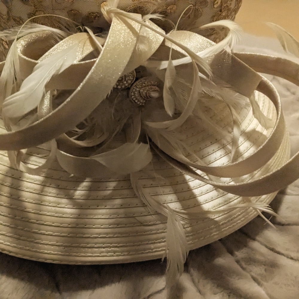 Gold exotic medium size hat